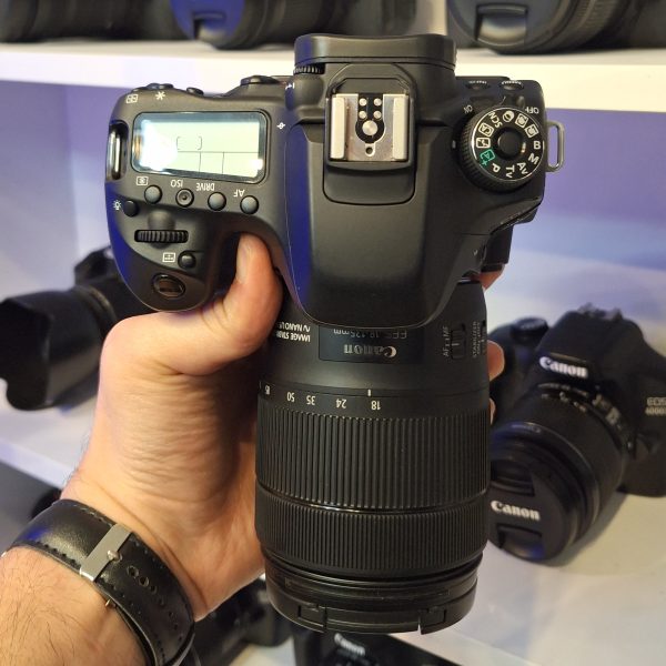 دوربین دست دوم Canon 80D همراه لنز 135-18 میلی متر