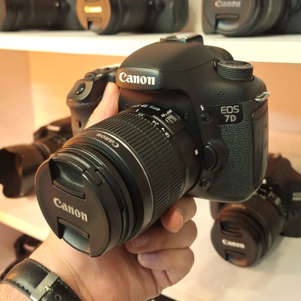 دوربین دست دوم Canon 7D همراه لنز 55-18 میلی متر