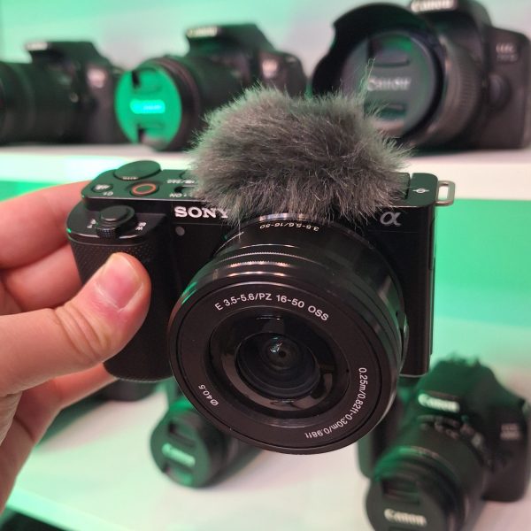 دوربین دست دوم Sony ZV-E10 همراه لنز 50-16 میلی متر