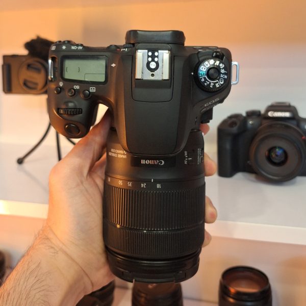 دوربین دست دوم Canon 77D همراه لنز 135-18 میلی متر